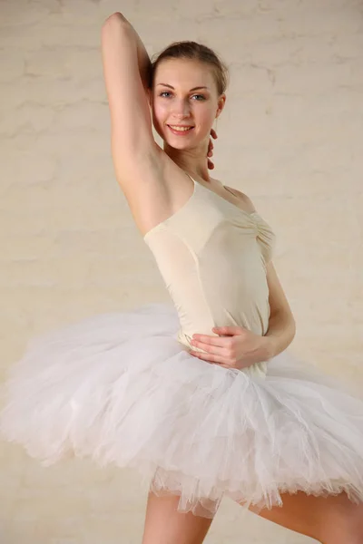 Porträt Der Schönheit Blonde Ballerina Weißem Balletttutu Posiert Auf Holzboden — Stockfoto