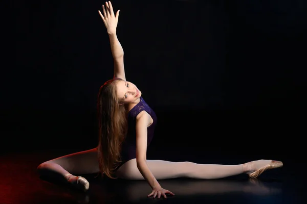 Snyggt Porträtt Ung Ballerina Skönhet Kvinna Poserar Svart Studio Bakgrund — Stockfoto