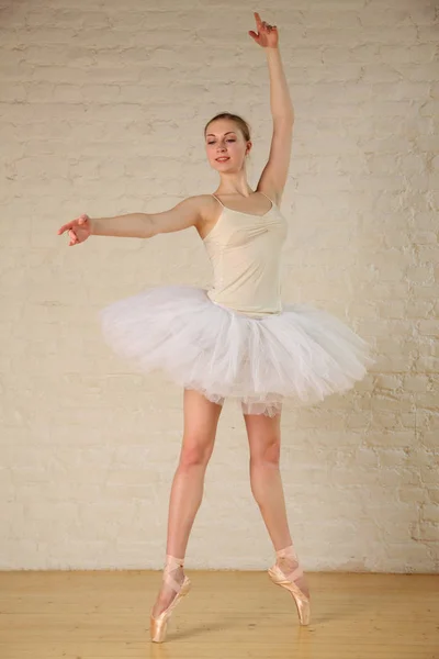 Retrato Bailarina Rubia Belleza Tutú Ballet Blanco Posando Suelo Madera —  Fotos de Stock