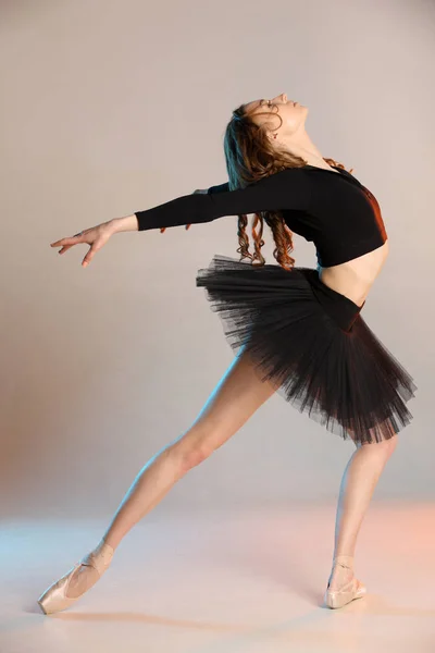 Elegante Retrato Joven Bailarina Mujer Belleza Posando Sobre Fondo Beige —  Fotos de Stock