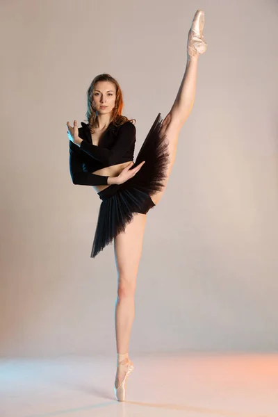 Snyggt Porträtt Ung Ballerina Skönhet Kvinna Poserar Beige Studio Bakgrund — Stockfoto