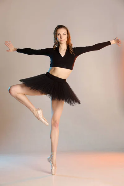 Elegante Retrato Joven Bailarina Mujer Belleza Posando Sobre Fondo Beige —  Fotos de Stock