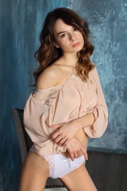 Daire iç poz kıvırcık genç kadın portresi 