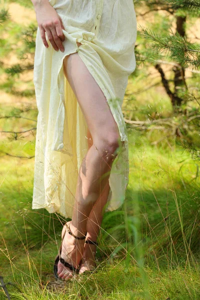 屋外でポーズ緑のドレスで美しい若い女性のスタイリッシュなショット ぼやけた自然の背景 — ストック写真