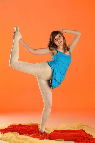 Belleza Joven Modelo Vestido Azul Posando Fondo Estudio Naranja —  Fotos de Stock