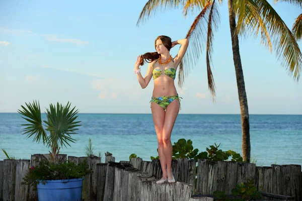 Atrakcyjna Ruda Kobieta Zielonej Strój Kąpielowy Pozowanie Tropikalnym Kurorcie — Zdjęcie stockowe