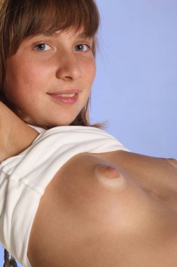 Mavi stüdyo arka planda poz çekici genç model. Güzellik çıplak kadın şık portre 