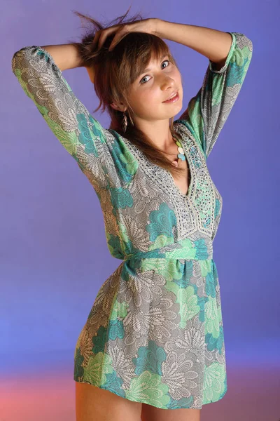 Estúdio Tiro Beleza Jovem Mulher Vestida Azul Vestido Verão Posando — Fotografia de Stock