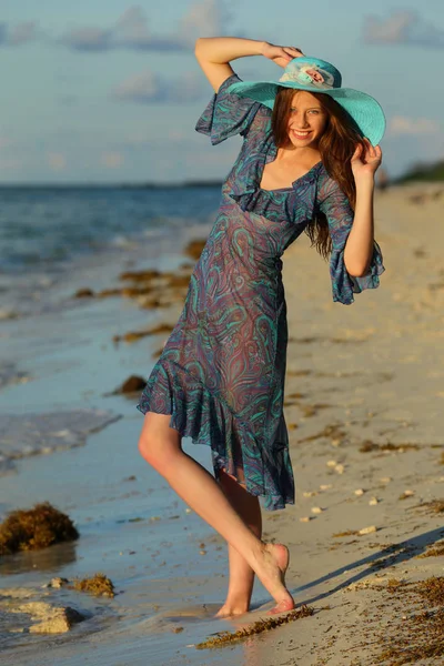 Потрясающая Рыжая Модель Длинными Волосами Позирующая Песчаном Пляже Закате Тропическом — стоковое фото