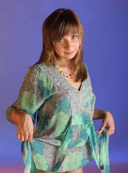 Studioaufnahme Der Schönheit Junge Frau Blauem Sommerkleid Posiert Auf Lila — Stockfoto