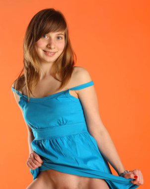 Güzellik genç model turuncu stüdyo arka planda poz. Cinsel kadının şık portresi 