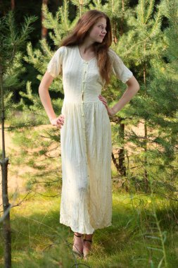 Açık havada poz yeşil elbise güzellik genç kadın şık çekim, bulanık doğa arka plan 