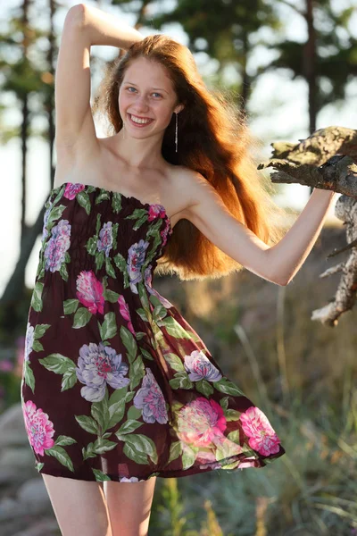Venkovní Portrét Modelu Rudheada Krásy Pózového Pozadí Dne — Stock fotografie