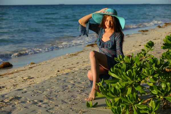 Impresionante Modelo Pelirroja Con Pelo Largo Posando Playa Arena Atardecer —  Fotos de Stock