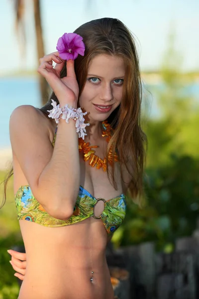Attraktiv Rödhårig Kvinna Grön Baddräkt Poserar Tropical Resort — Stockfoto