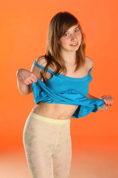Krásný Mladý Model Modrých Šatech Oranžovém Studiu — Stock fotografie