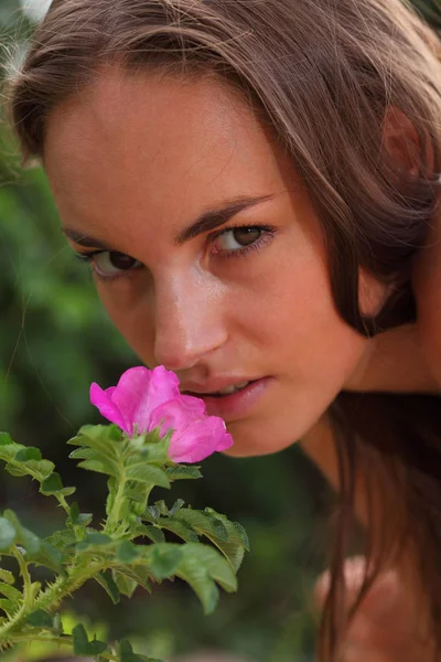 Nahaufnahme Von Schönheit Nackte Frau Posiert Freien Tagsüber Natur Hintergrund — Stockfoto