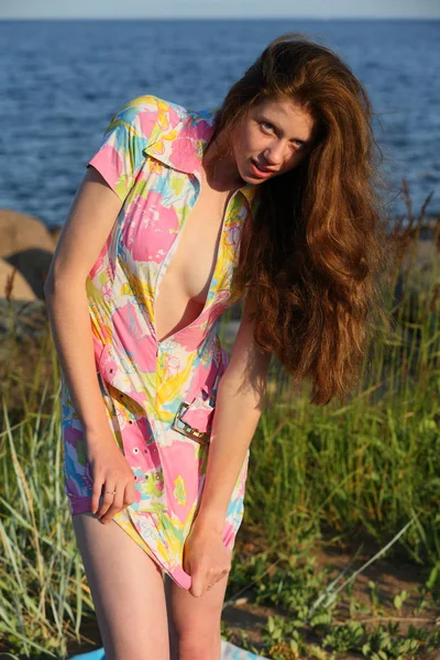 Buiten Portret Van Schoonheid Redhead Model Poseren Natuur Achtergrond Overdag — Stockfoto