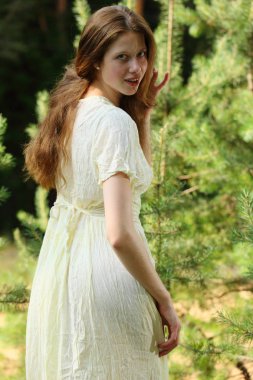 Açık havada poz yeşil elbise güzellik genç kadın şık çekim, bulanık doğa arka plan 