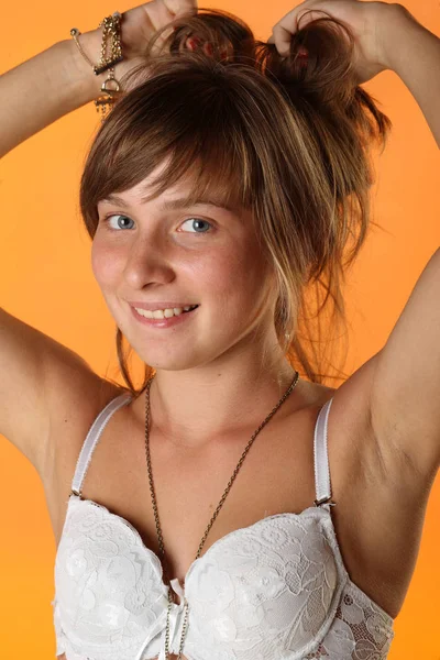 Attraktiv Ung Modell Klär Orange Studio Bakgrund Snygg Porträtt Skönhets — Stockfoto
