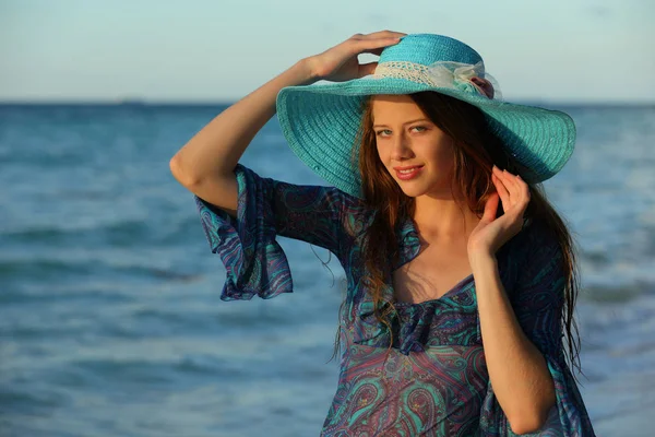 Impresionante Modelo Pelirroja Con Pelo Largo Posando Playa Arena Atardecer —  Fotos de Stock