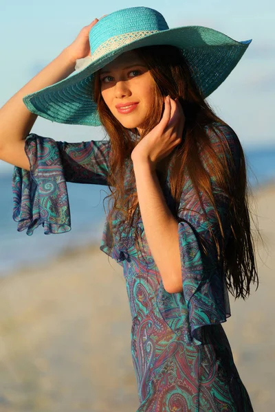 Modelo Ruivo Deslumbrante Com Cabelos Longos Posando Praia Areia Pôr — Fotografia de Stock