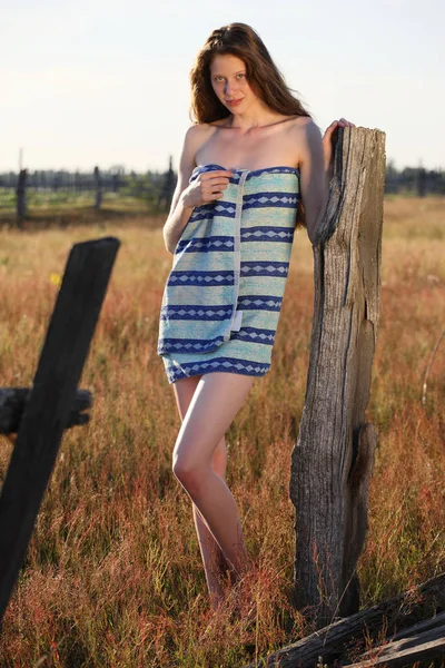 Buiten Portret Van Schoonheid Redhead Model Poseren Natuur Achtergrond Overdag — Stockfoto