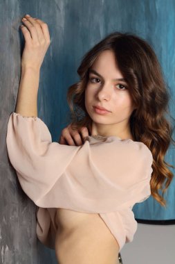 Daireleriç poz çıplak genç kadın Portresi 