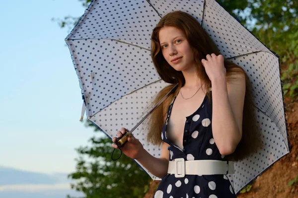 Buiten Portret Van Schoonheid Redhead Model Poseren Natuur Achtergrond Overdag — Stockfoto