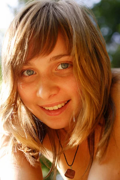 Υπαίθριο Πορτρέτο Της Ομορφιάς Νεαρή Γυναίκα Που Ποζάρει Στο Πράσινο — Φωτογραφία Αρχείου