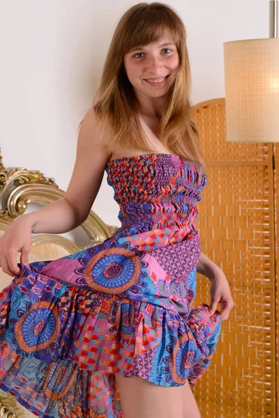 Estúdio Tiro Beleza Jovem Mulher Vestida Com Vestido Verão Colorido — Fotografia de Stock