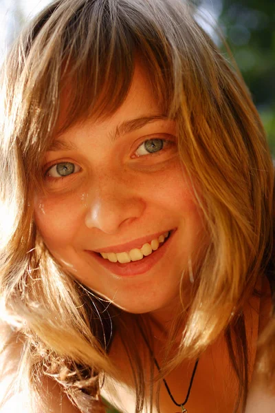 Retrato Livre Beleza Jovem Mulher Posando Parque Verão Verde — Fotografia de Stock