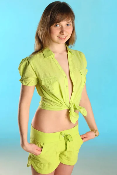 Beleza Jovem Modelo Roupas Verdes Posando Fundo Estúdio Azul — Fotografia de Stock