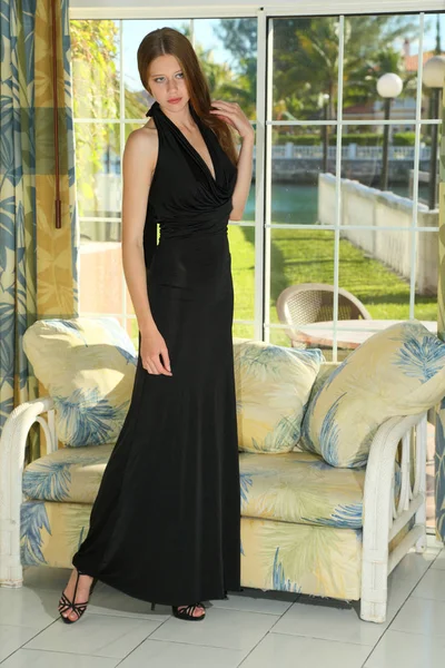 Přitažlivá Zrrečanka Černými Šaty Pózovný Hotelovém Interiéru Elegantní Záběr Krásy — Stock fotografie