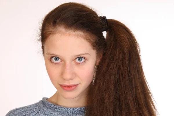 Vacker Ung Flicka Med Magnifika Hår年轻漂亮的女孩 与华丽的头发 — 图库照片