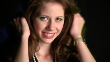 Siyah stüdyo geçmişinde poz veren güzel genç bir kadın.