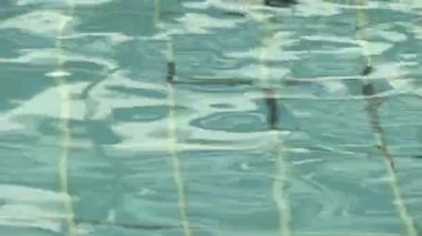 Yüzme havuzunda dalgalı su yüzeyi, yakın görüş 