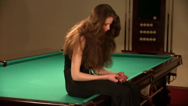 Aantrekkelijke Brunette Vrouw Zwart Avond Jurk Poseren Biljart Tafel Huis — Stockvideo