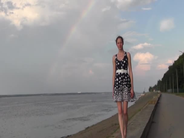 Vacker Ung Kvinna Sommarklänning Promenader Havet — Stockvideo
