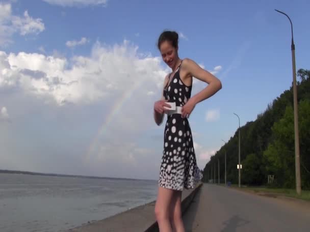 Bela Jovem Mulher Vestido Verão Tendo Kun Enquanto Caminhava Litoral — Vídeo de Stock