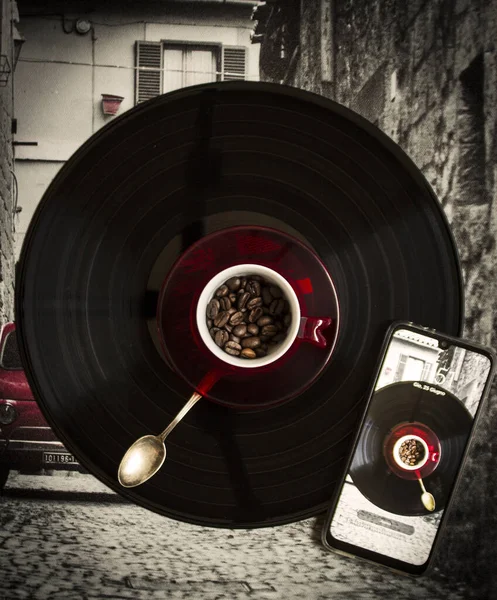 磁盘上的咖啡和音乐 — 图库照片