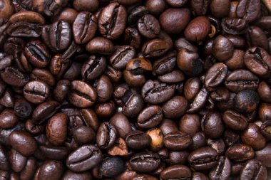 kahve çekirdeği arkaplanı masanın üstünde.