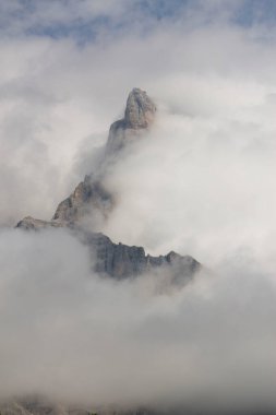 Dağların tepelerinde dramatik bir gökyüzü