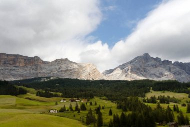 Bulutlu İtalyan dağlarında kırmızı gün batımı