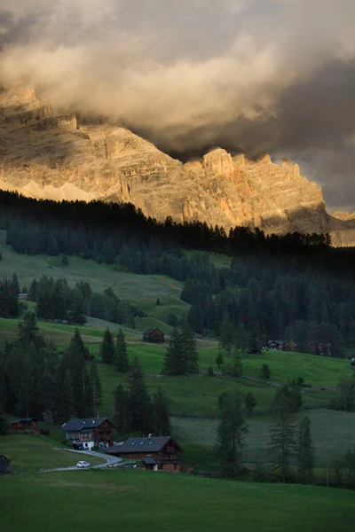 Tramonto Rosso Sulle Montagne Italiane Con Nuvole — Foto Stock