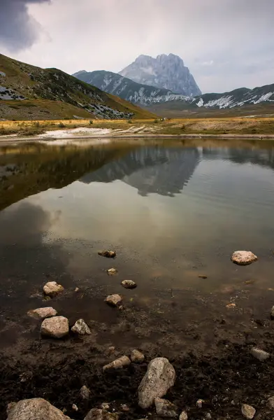 Abruzzo Gran Sasso dağının arka planında göl manzarası
