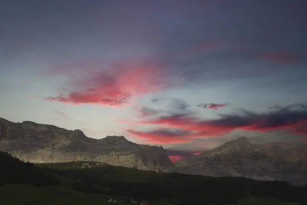 İtalyan dağlarının zirvelerinde dramatik bir gökyüzü