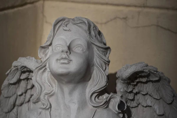 Sculptuur Van Een Opzoeken Engel — Stockfoto