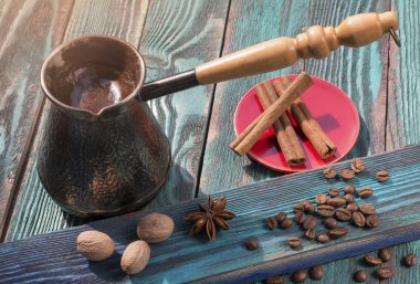 Turk kahve ile baharat bir rustik ahşap tablo