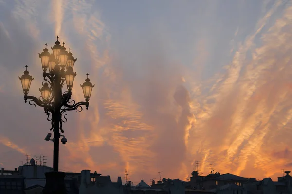 Grande Candeeiro Velho Telhados Cidade Pôr Sol Ardente Místico Luzes — Fotografia de Stock